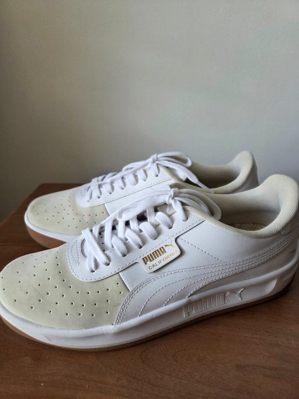 WORN ONCE LIKE NEW PUMA LEATHER SNEAKERS SIZE 9 WOMENS